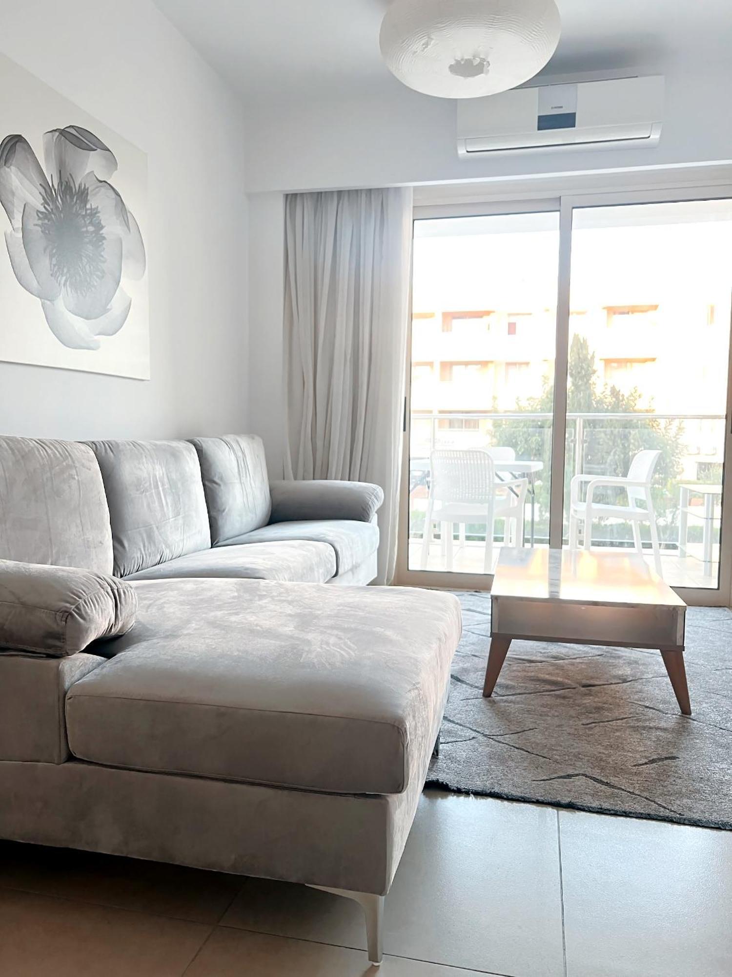 Elysia Park Ameliya 202 Apartment Paphos Bagian luar foto